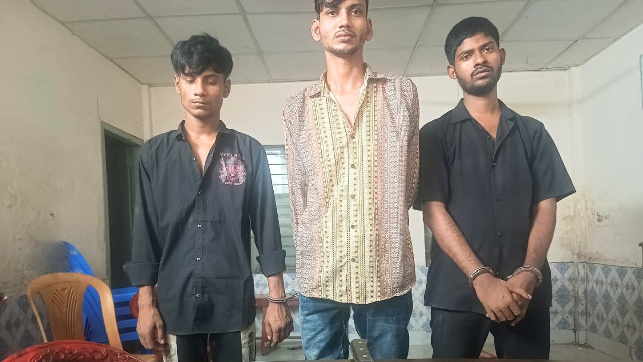 মোহাম্মদপুরে কব্জি কাটা আনোয়ার গ্রুপের ৩ সদস্য অস্ত্রসহ গ্রেপ্তার
