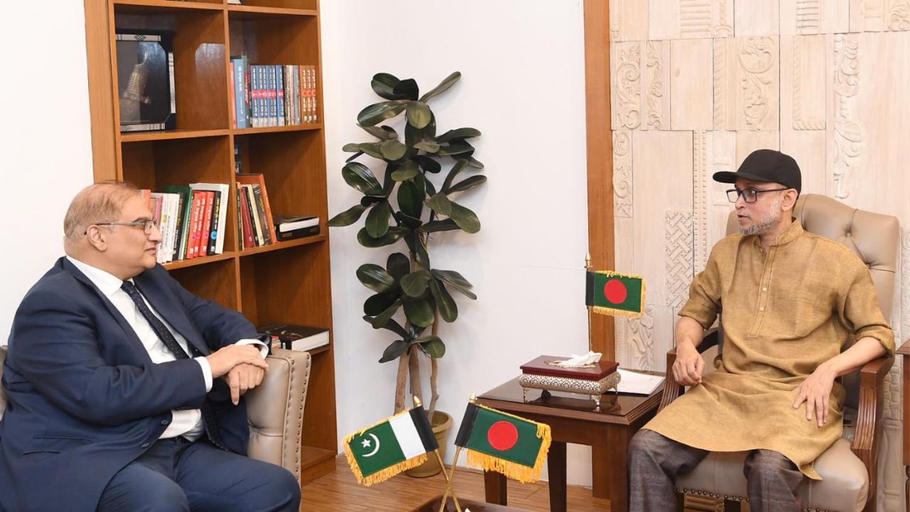 সংস্কৃতি উপদেষ্টার সঙ্গে পাকিস্তান হাইকমিশনারের সৌজন্য সাক্ষাৎ