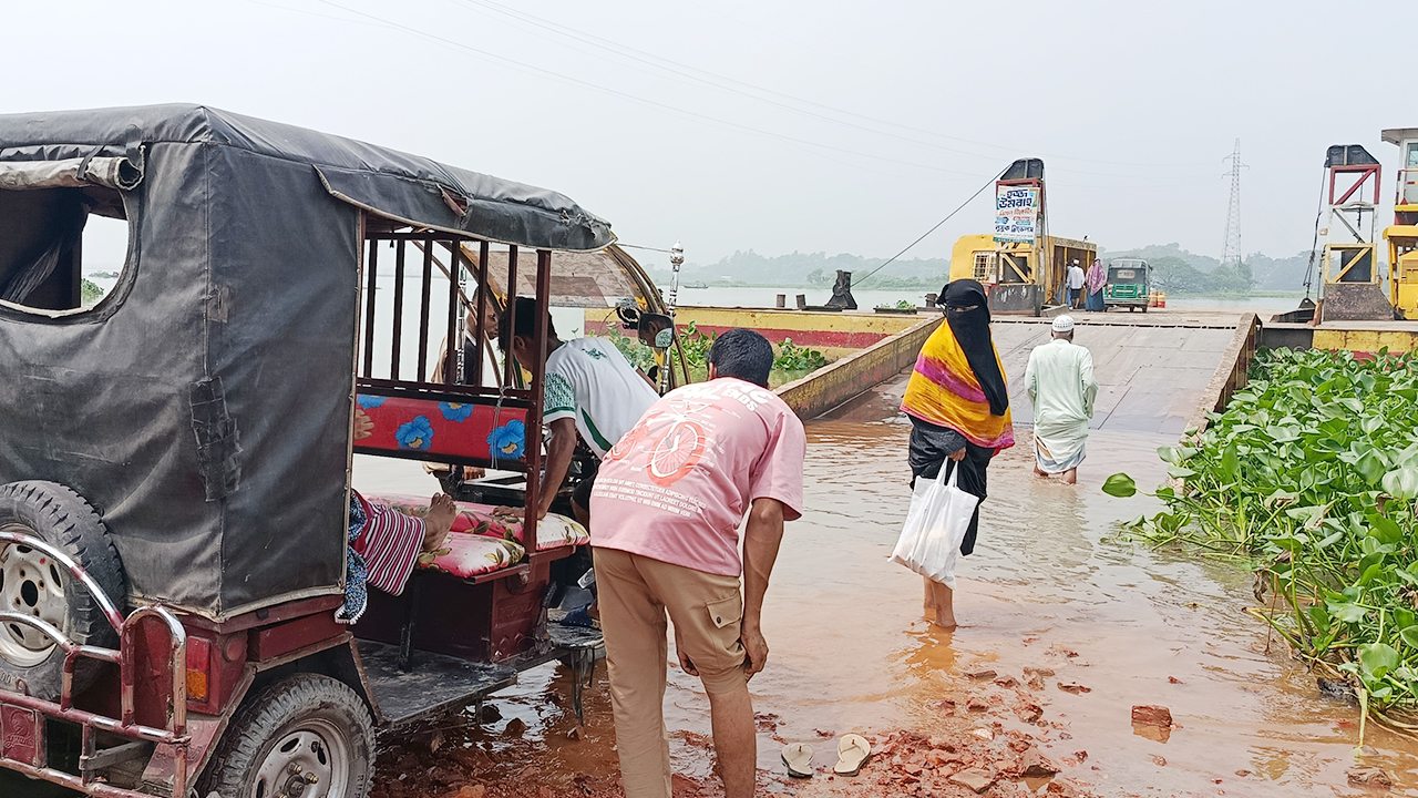 গজারিয়ায় টানা বৃষ্টিতে তলিয়ে গেছে ফেরিঘাটের পন্টুন