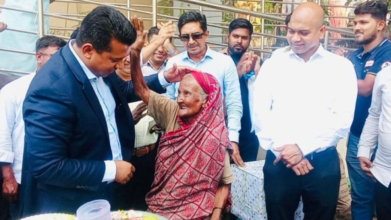 সংগ্রামী শতবর্ষী ফজিলাতুন্নেছার কাছে ছুটে গেলেন জেলা প্রশাসক