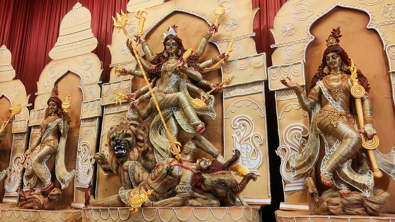 নাটোরে নজর কাড়ছে পাটের তৈরি দুর্গা প্রতিমা