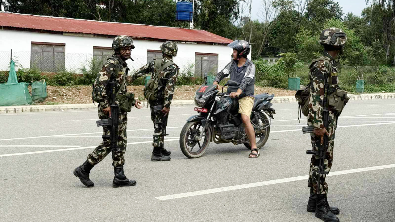 সেনাবাহিনীর নিয়ন্ত্রণে নেপাল, নীরব নিস্তব্ধ পথঘাট