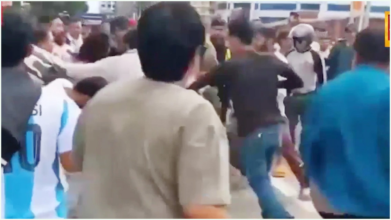 নেপালে জেন-জি বিক্ষোভকারীদের দুই গ্রুপের সংঘর্ষ