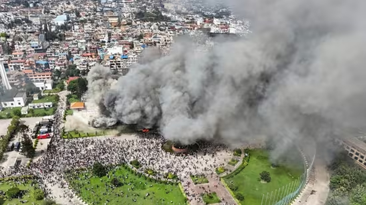 নেপালের পার্লামেন্টে আগুন ধরিয়ে দিলেন বিক্ষোভকারীরা