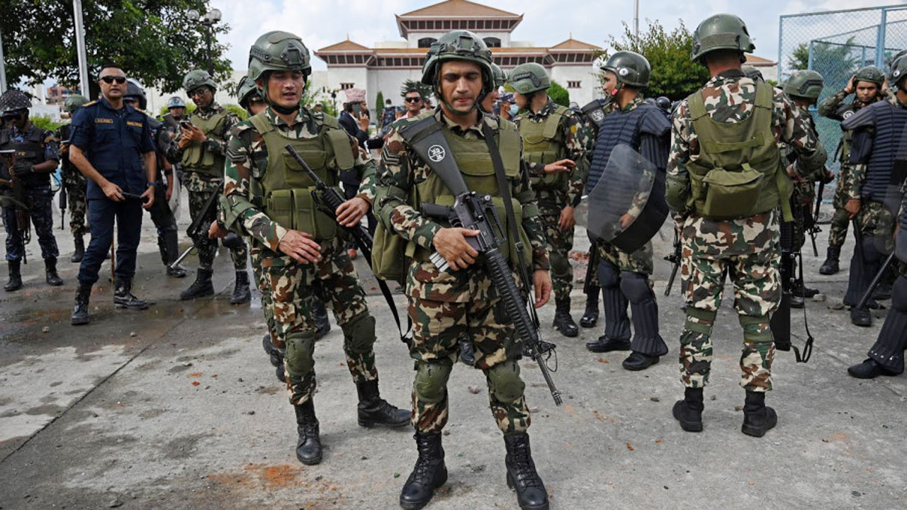 নেপাল : বিক্ষোভ নিয়ন্ত্রণে রাজধানীসহ ৩ জেলায় কারফিউ জারি