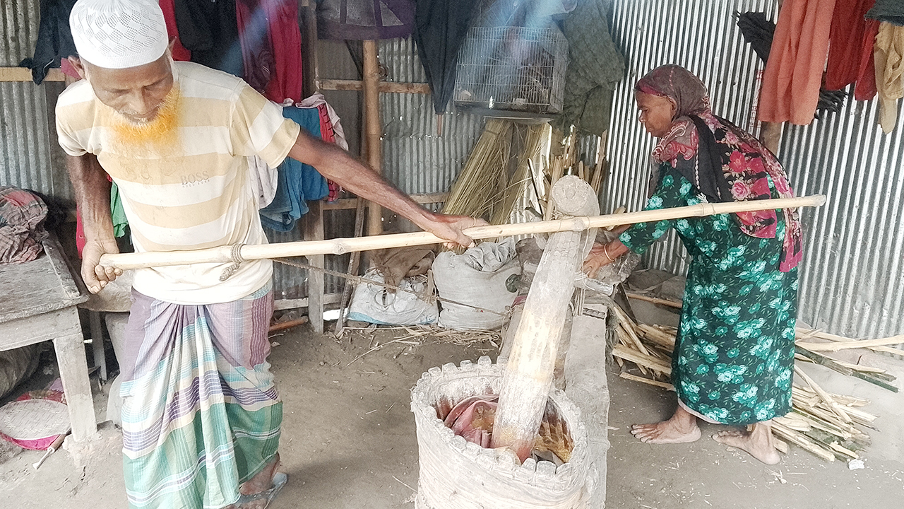 গরু নেই, তাই ৩৫ বছর ধরে বুক দিয়ে ঘানি টানছেন মোস্তাকিন