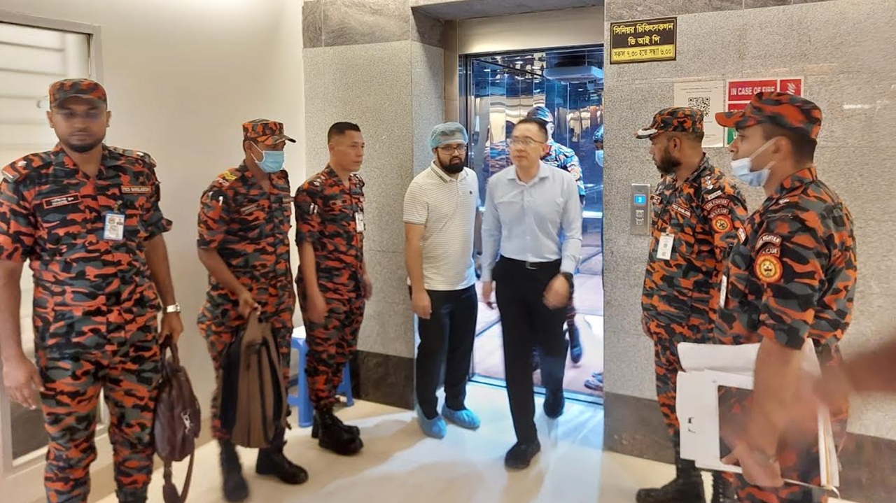 ফায়ার ফাইটারদের উন্নত চিকিৎসার জন্য সিঙ্গাপুর থেকে আনা হলো চিকিৎসক