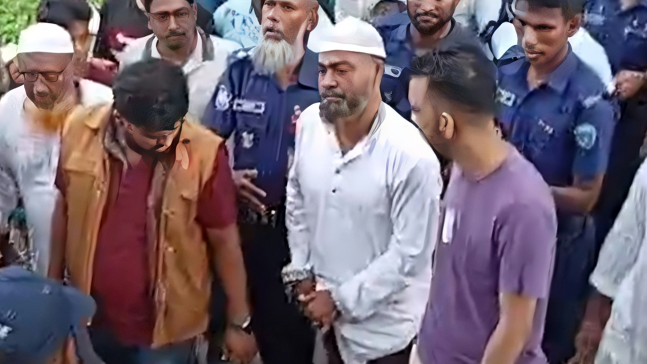 প্যারোলে মুক্তি পেয়ে মায়ের জানাজায় অংশ নিলেন যুবলীগ নেতা