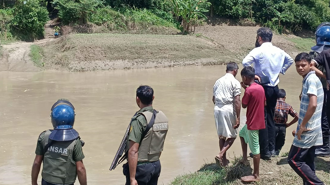 শতবর্ষী কবরস্থান রক্ষায় ফটিকছড়ির সেই ধুরুং খালে অভিযান