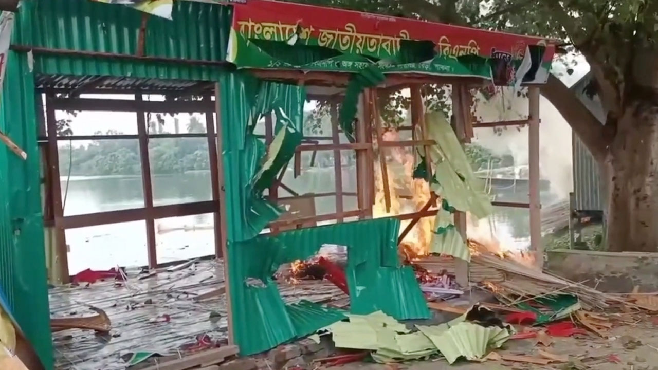 পাবনায় ঘাটের নিয়ন্ত্রণ নিয়ে সংঘর্ষ-গোলাগুলি, বিএনপির কার্যালয়ে আগুন