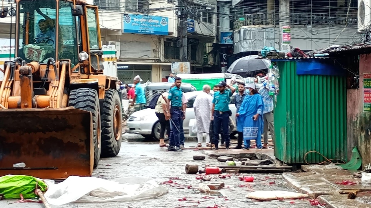 ৫০ দোকান উচ্ছেদ করে দখলমুক্ত করা হলো পে-পার্কিং এলাকা