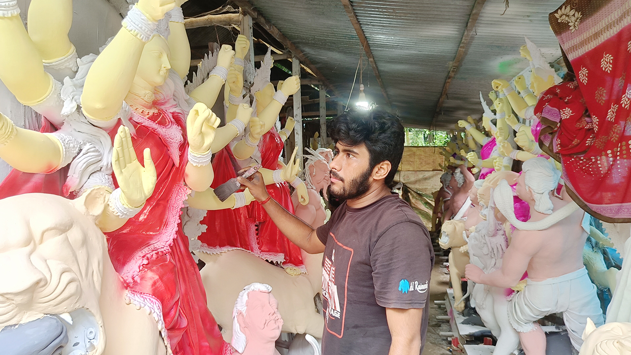সিরাজগঞ্জের পালপাড়ায় প্রতিমা তৈরির ধুম