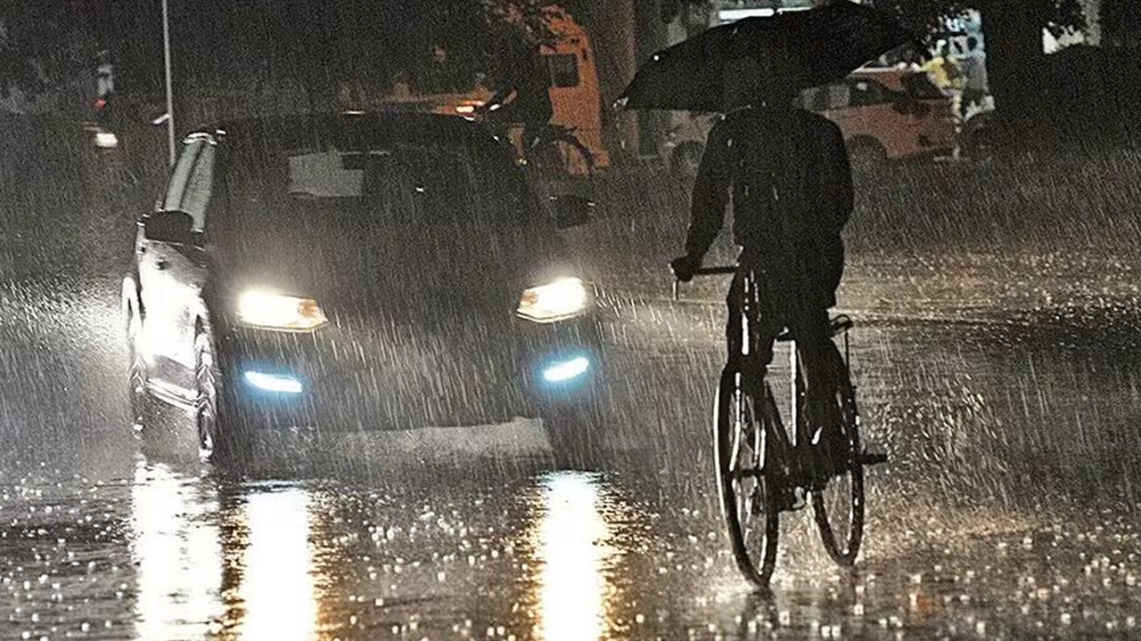 রাতে ঢাকায় বজ্রসহ বৃষ্টির আভাস, কমবে তাপমাত্রা