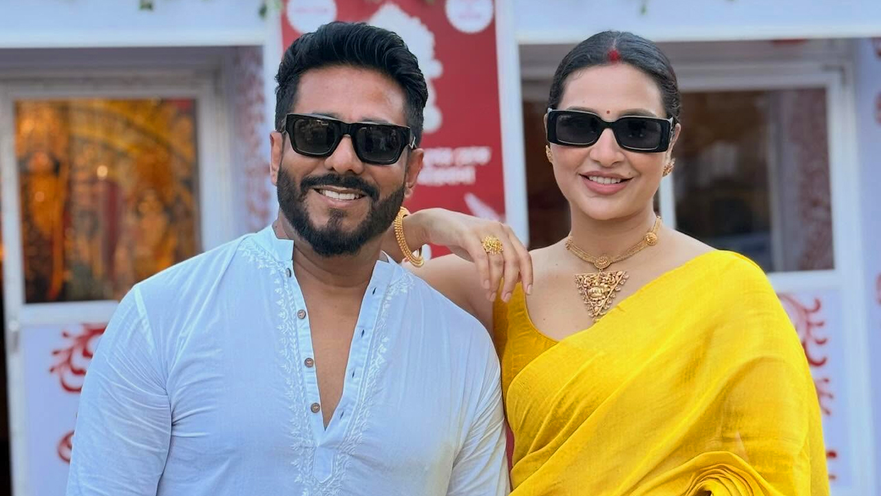 সন্তানদের নিয়ে পূজার আনন্দে মাতলেন রাজ-শুভশ্রী