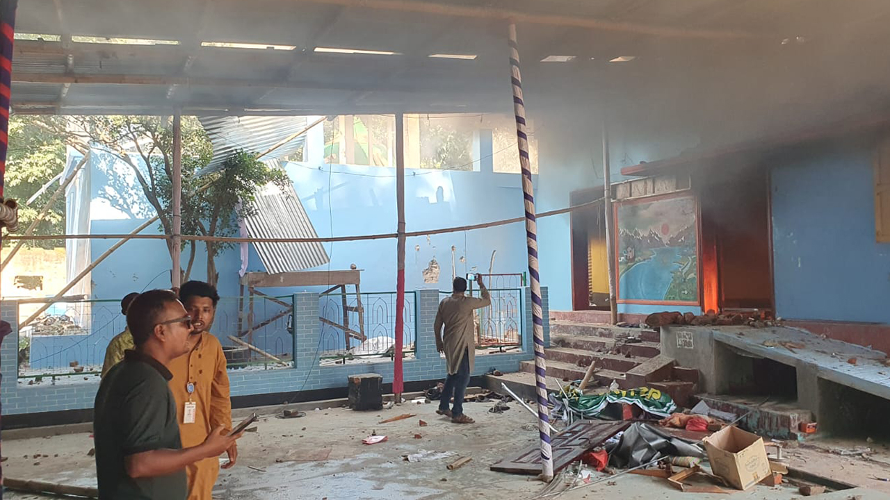 রাজবাড়ীতে নুরাল পাগলার দরবারে হামলা, আহত ৩০