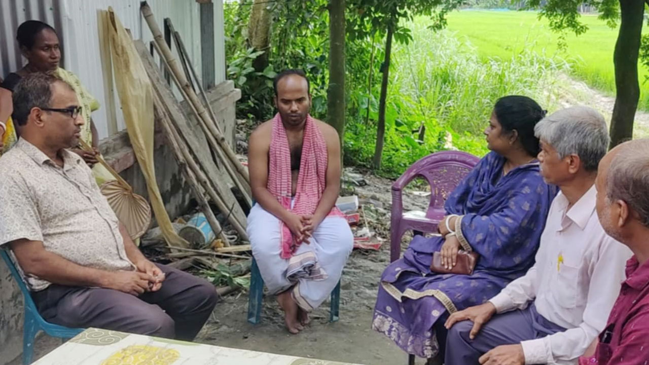 স্ত্রী-সন্তানকে হারিয়ে পাগলপ্রায় সমির মণ্ডল