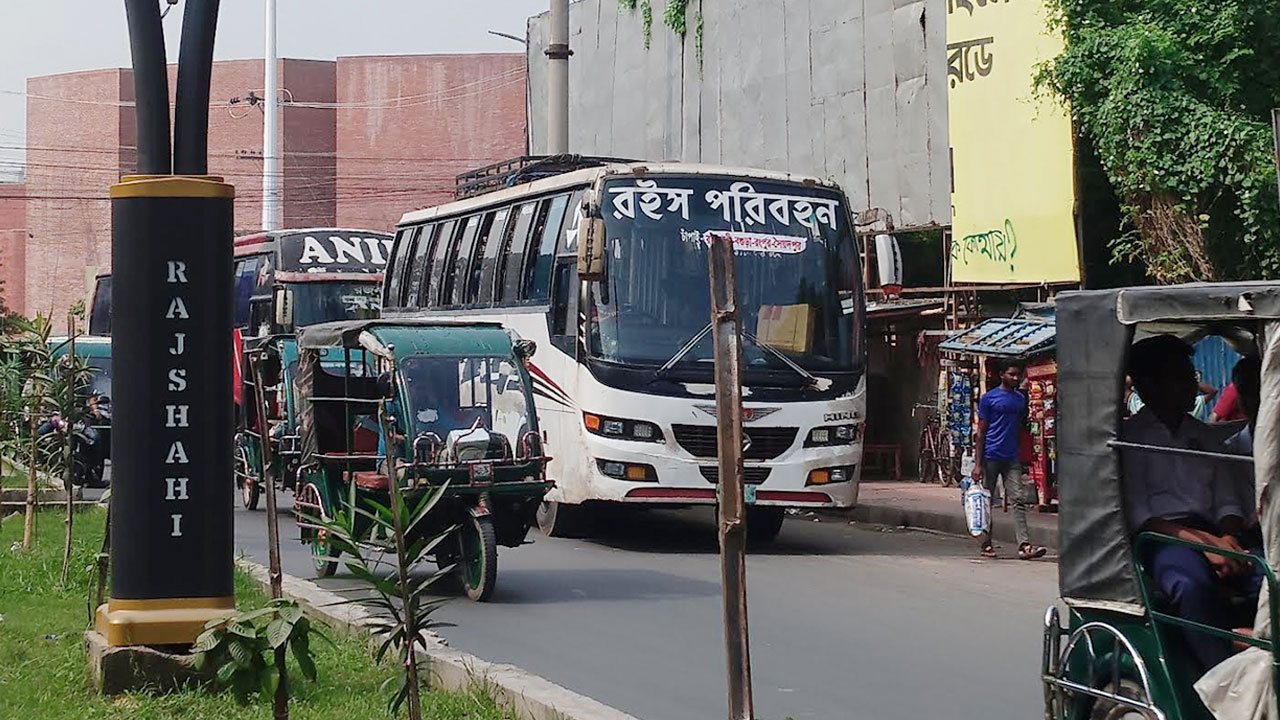 ৩৬ ঘণ্টা পর রাজশাহী-ঢাকা রুটে বাস চলাচল শুরু
