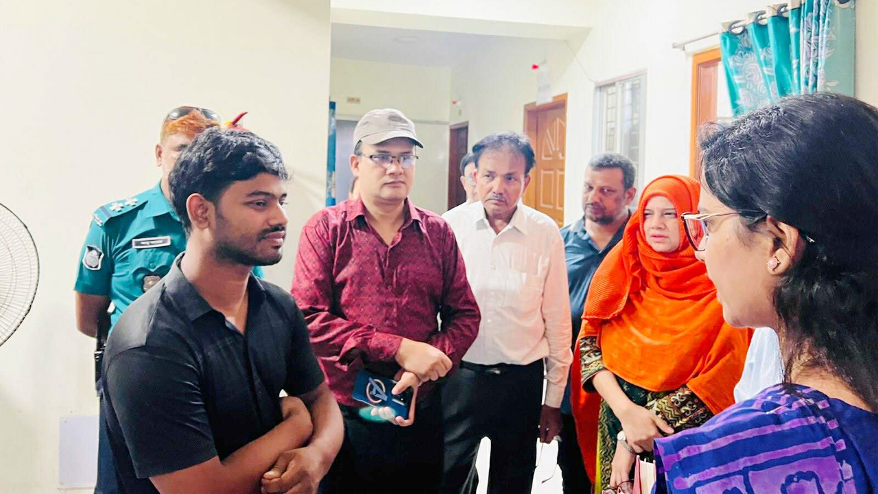 হাসপাতালে অভিযান, টয়লেটে লুকান ভুয়া ডাক্তার, বোরকা পরে পালানোর চেষ্টা