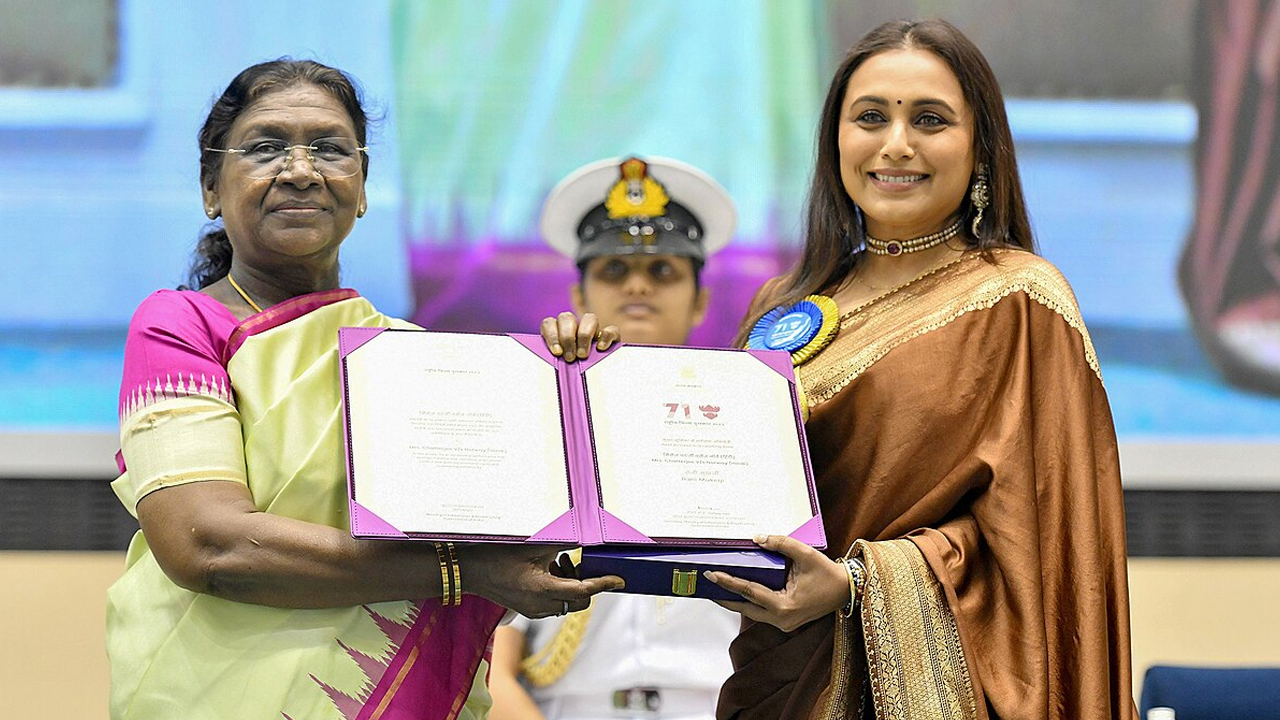 অনুষ্ঠানে মেয়েকে কেন দেখা যায়নি রানির সঙ্গে?