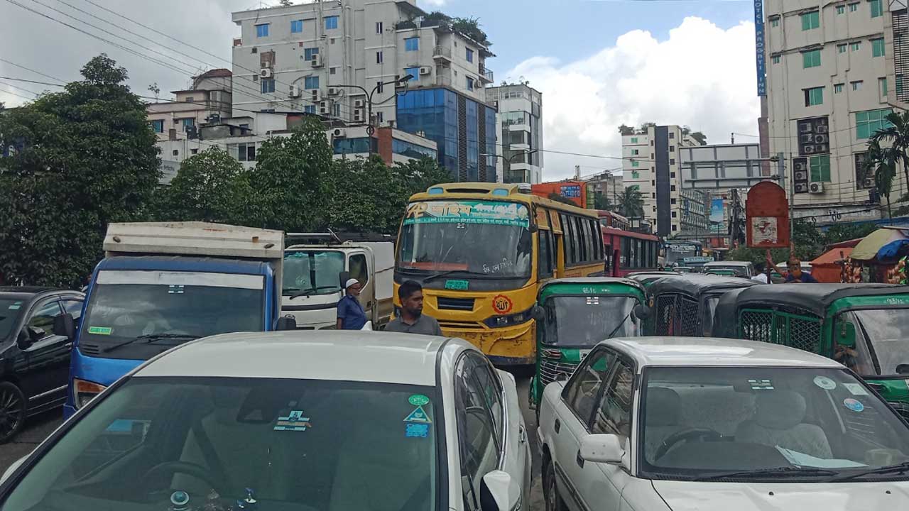 কুড়িলে ইউরোজোন ফ্যাশনস শ্রমিকদের সড়ক অবরোধ, বন্ধ যান চলাচল