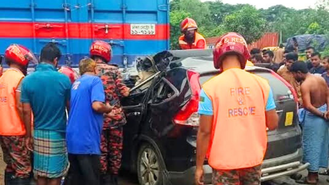 পরিবার নিয়ে বেড়াতে যাওয়ার পথে প্রাণ গেল বাবা-মেয়ের