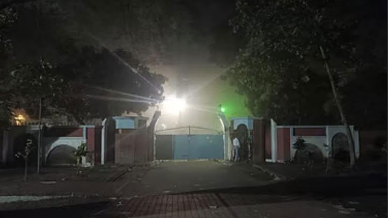 রাত সাড়ে ৩টায় উপাচার্যের বাসভবনের সামনে থেকে সরে যান শিক্ষার্থীরা