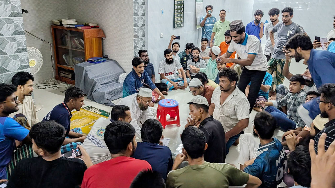 শিক্ষার্থীদের আয়োজনে রাবির ক্যান্টিন কর্মচারী যুগলের বিয়ে