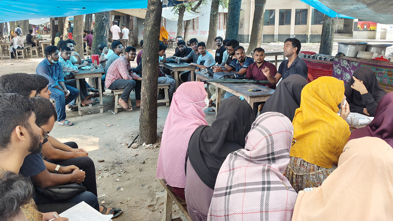 কর্মবিরতি উপেক্ষা করে গাছতলায় ক্লাস নিলেন রাবি শিক্ষক