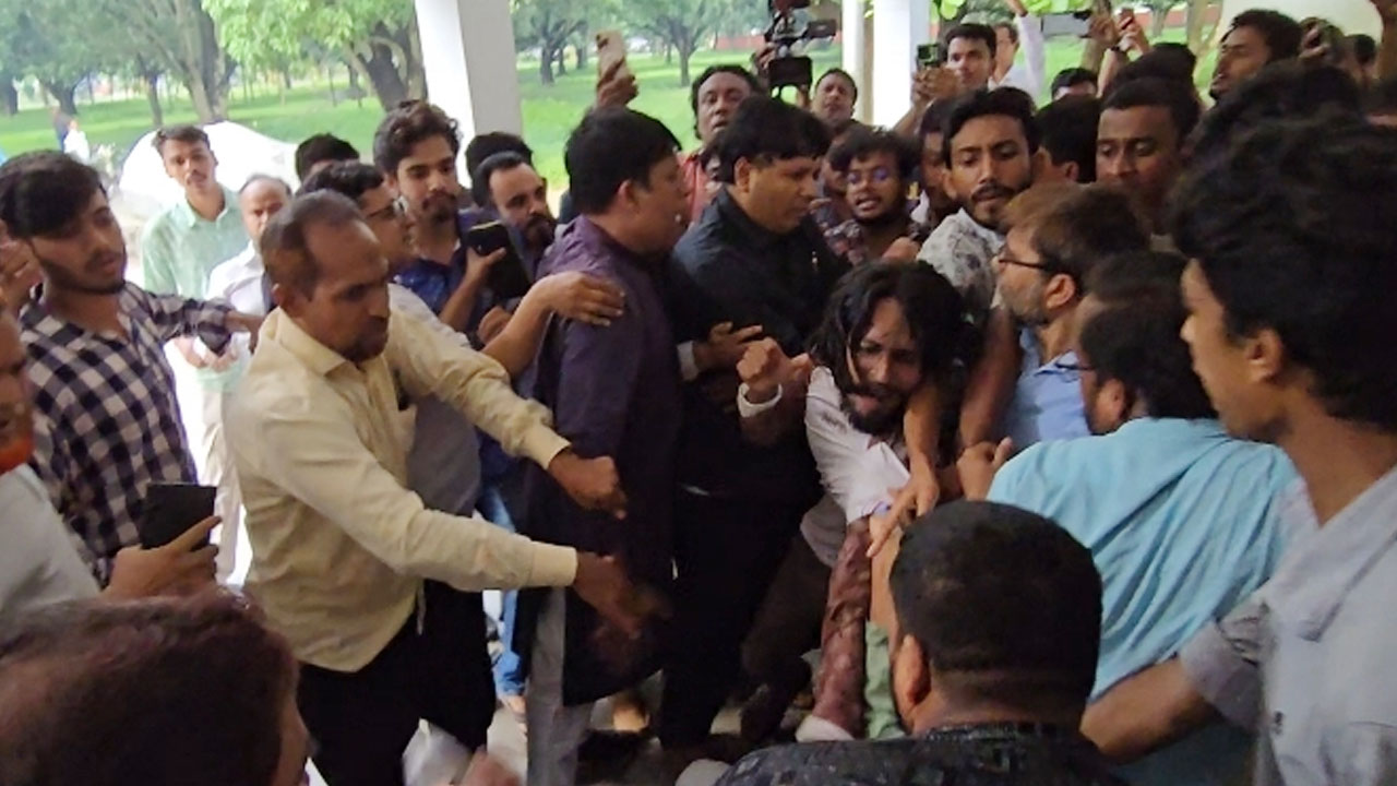 পোষ্য কোটা ইস্যুতে উত্তপ্ত রাবি, শিক্ষক-শিক্ষার্থীদের মধ্যে হাতাহাতি