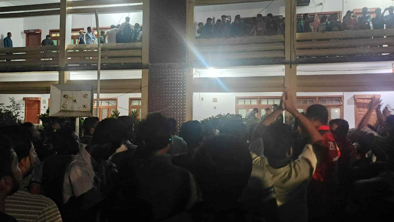 ৫ ঘণ্টা ধরে প্রোভিসি-রেজিস্ট্রার-প্রক্টর অবরুদ্ধ, জরুরি বৈঠকে ভিসি