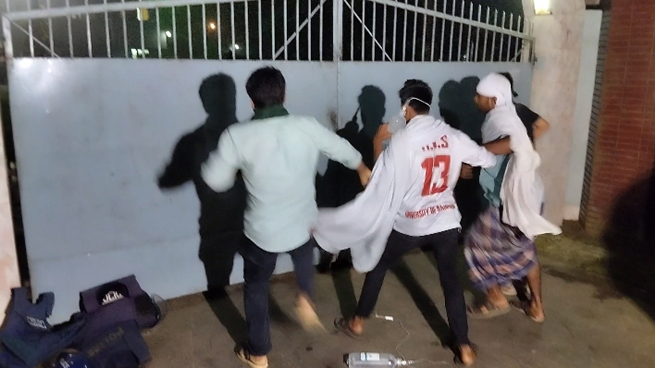 উপাচার্যের বাসভবনের গেট ভেঙে ভেতরে ঢোকার চেষ্টা শিক্ষার্থীদের