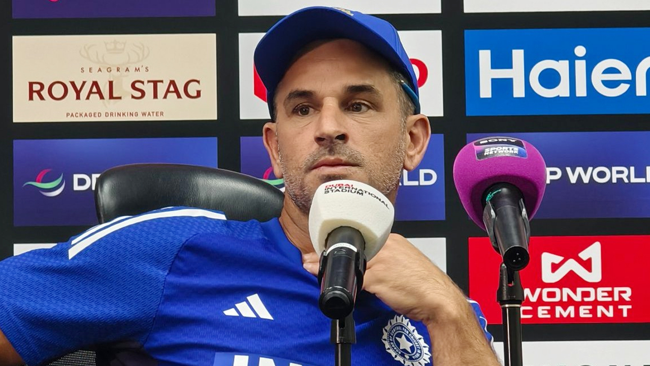 ক্রিকেটের সংবাদ সম্মেলনেও রাজনীতির উত্তাপ, যেভাবে সামলালেন ভারতীয় কোচ