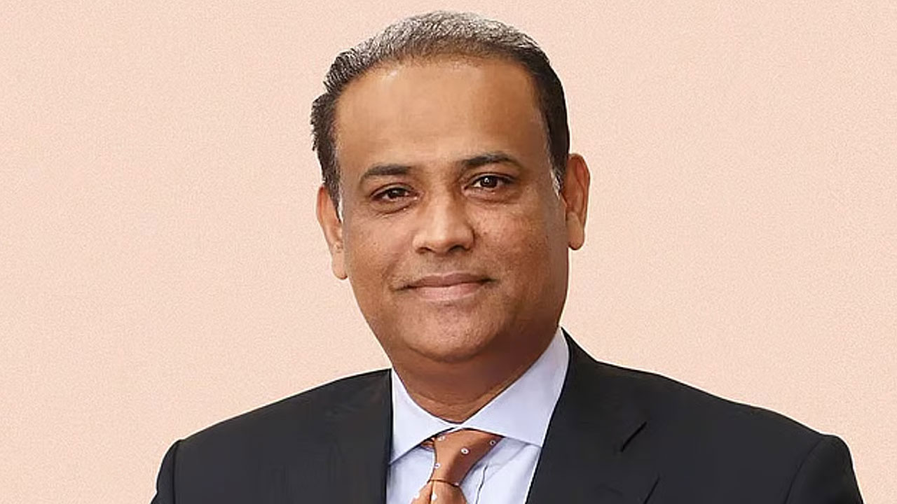 সাইফুজ্জামানের চেক দিয়ে ১ কোটি ৭৬ লাখ টাকা উত্তোলন, কর্মকর্তা আটক