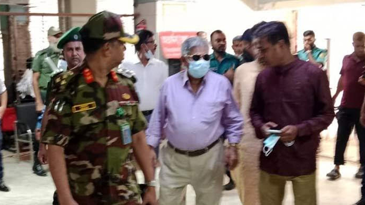 ঢামেকে নুরকে দেখতে গেলেন নৌপরিবহন উপদেষ্টা সাখাওয়াত