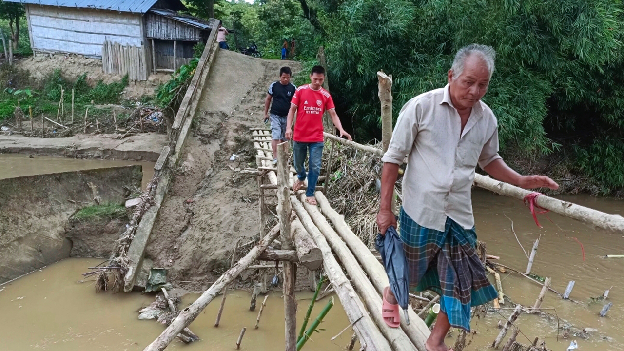 ভেঙে যাওয়া সেতুর উপর বাঁশের ঝুঁকিপূর্ণ সাঁকো, চরম দুর্ভোগে গ্রামবাসী