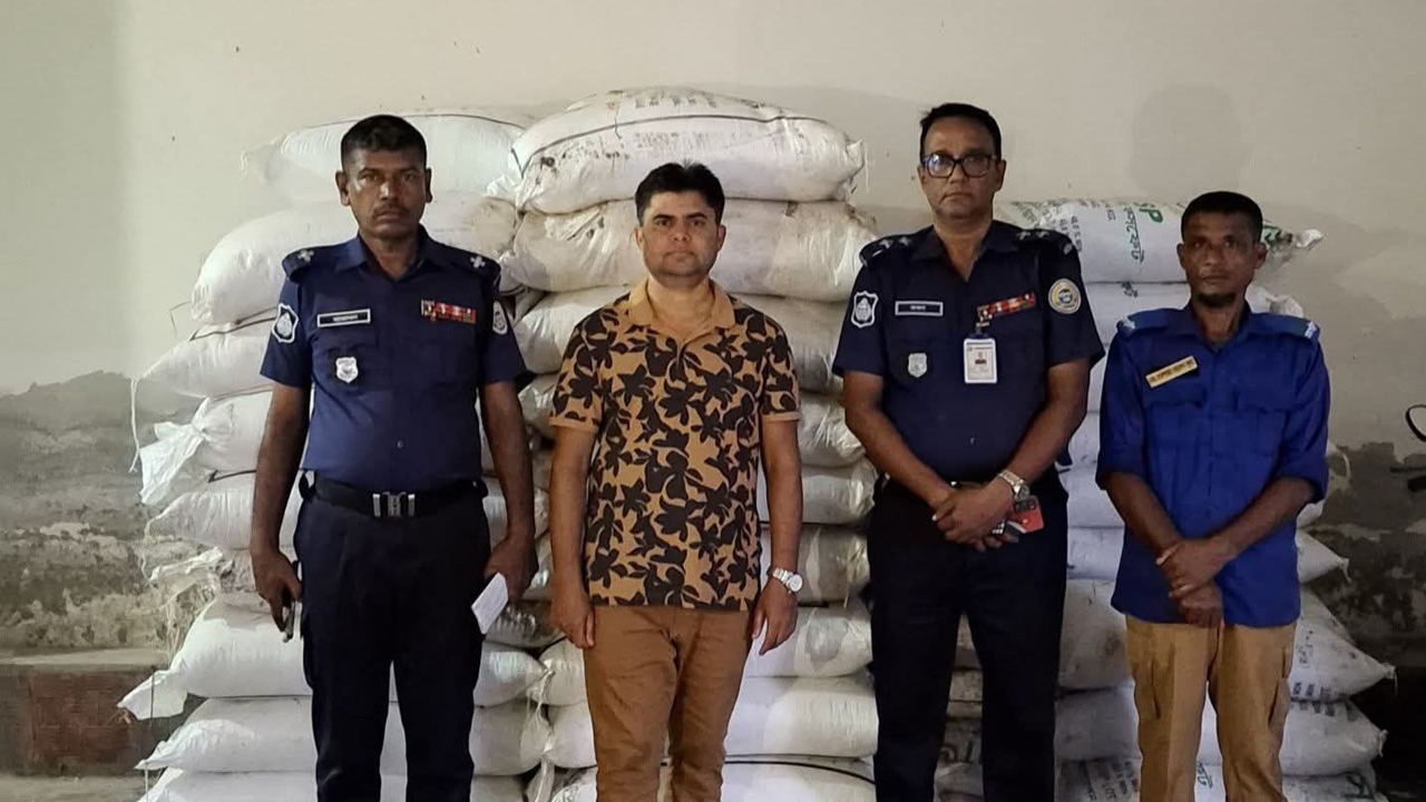 ইউপি সদস্যের মুরগির খামার থেকে ৬২ বস্তা সার জব্দ