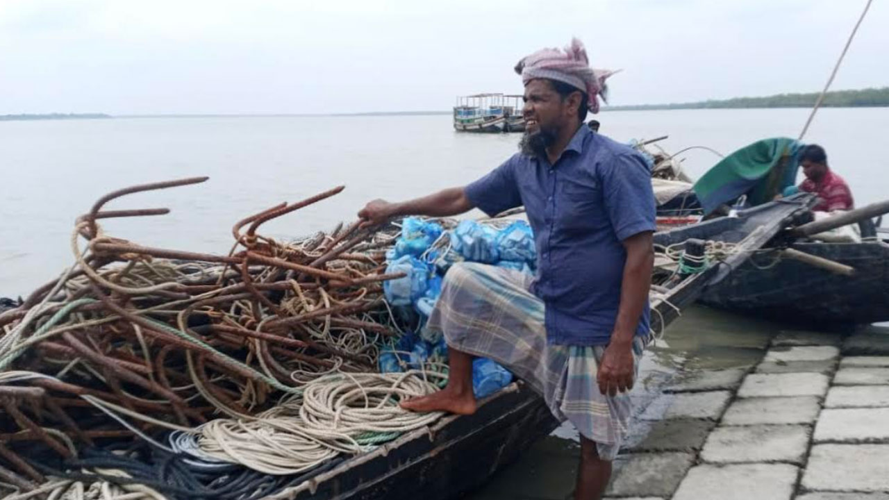 তিন মাস পর খুলেছে সুন্দরবন, ঋণের বোঝা নিয়ে জেলেদের নতুন আশার যাত্রা