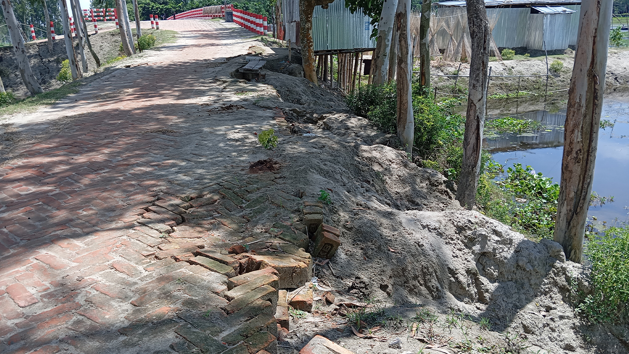 চিলমারীতে সেতু চালুর ১০ মাসেই সংযোগ সড়কে ধস