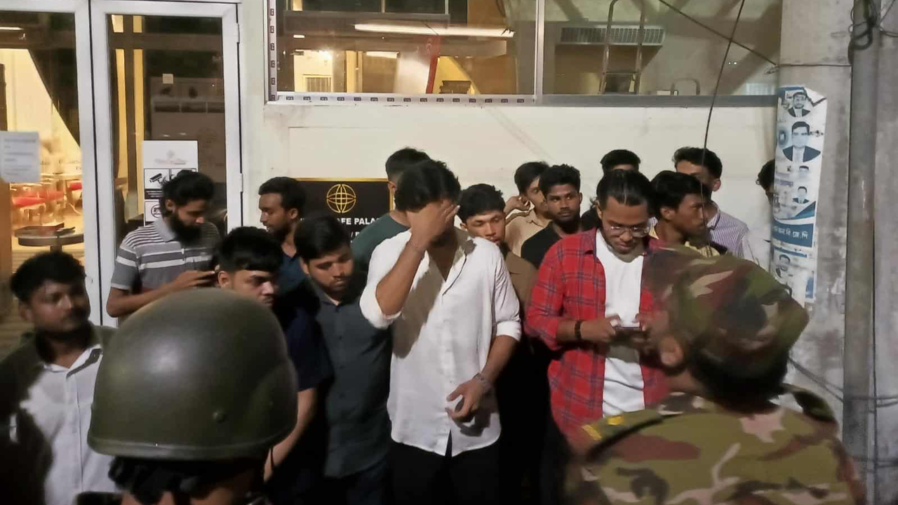 আলোচিত সেলিম প্রধানের রেস্টুরেন্টে ছাত্র-জনতা