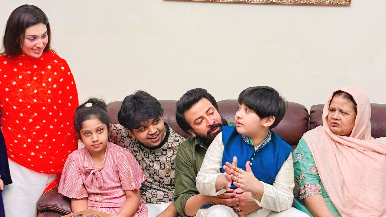 পরিবার নিয়ে একসঙ্গে শাকিব-অপু, ভিডিও ভাইরাল