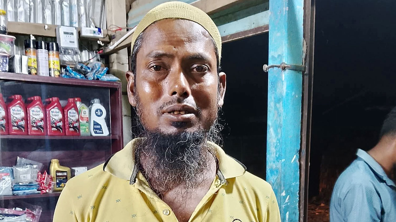 নামাজ পড়ে এসে দেখলেন ভ্যান নেই, কাঁদছেন চালক