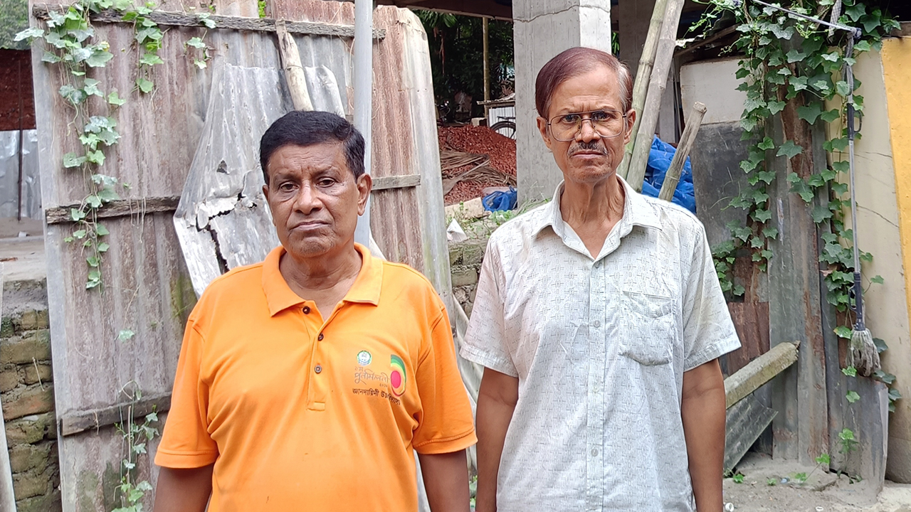 প্রশাসনের দ্বারে দ্বারে ঘুরছেন দুই ভাই