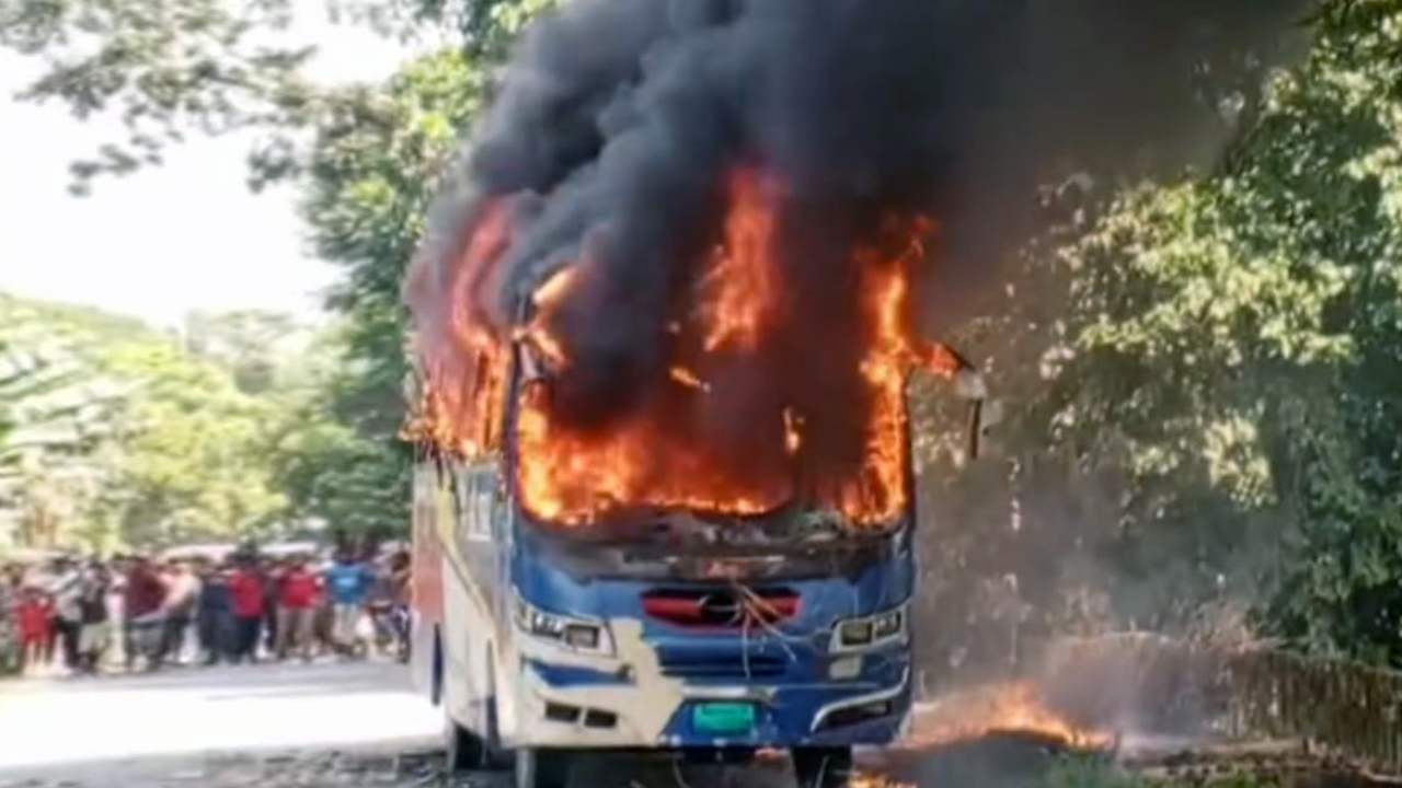 বাসচাপায় কিশোর নিহত, বিক্ষুব্ধ জনতার আগুনে পুড়ল বাস