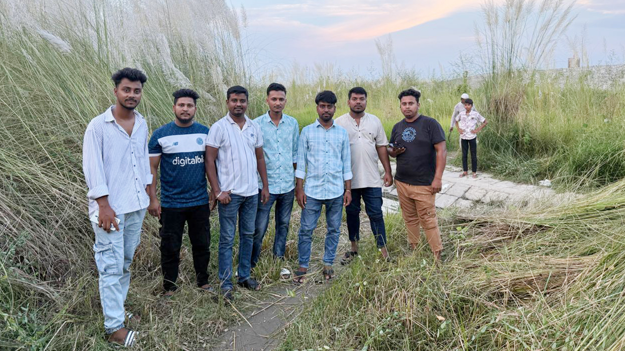 সাপের ভয় দূর করতে তরুণদের পরিচ্ছন্নতা অভিযান