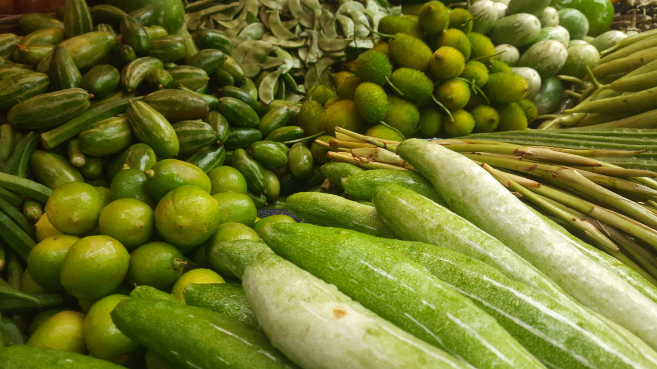 সবজির বাজার চড়া, কমেছে বিক্রিও