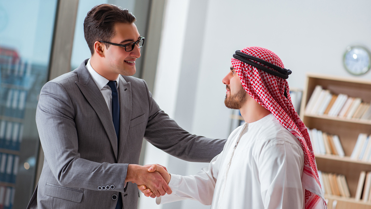 দাঁড়িয়ে সম্মান জানানোর বিষয়ে ইসলামে যা বলা হয়েছে