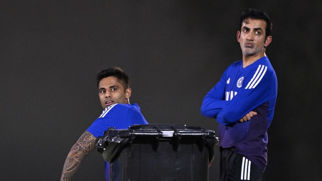 পাকিস্তানি ক্রিকেটারদের সাথে ভারতীয়দের হাত না মেলানোর নেপথ্যে গম্ভীর