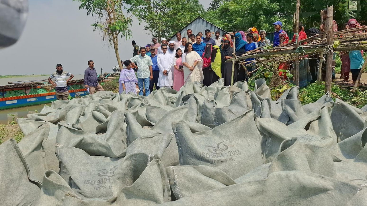 টাঙ্গাইলে নদী ভাঙন থেকে রক্ষা পেল ৫০০ পরিবার