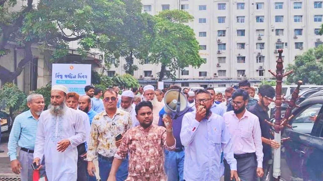 সচিবালয়ে কর্মচারীদের বিক্ষোভ, অর্থ সচিবের অপসারণ দাবি