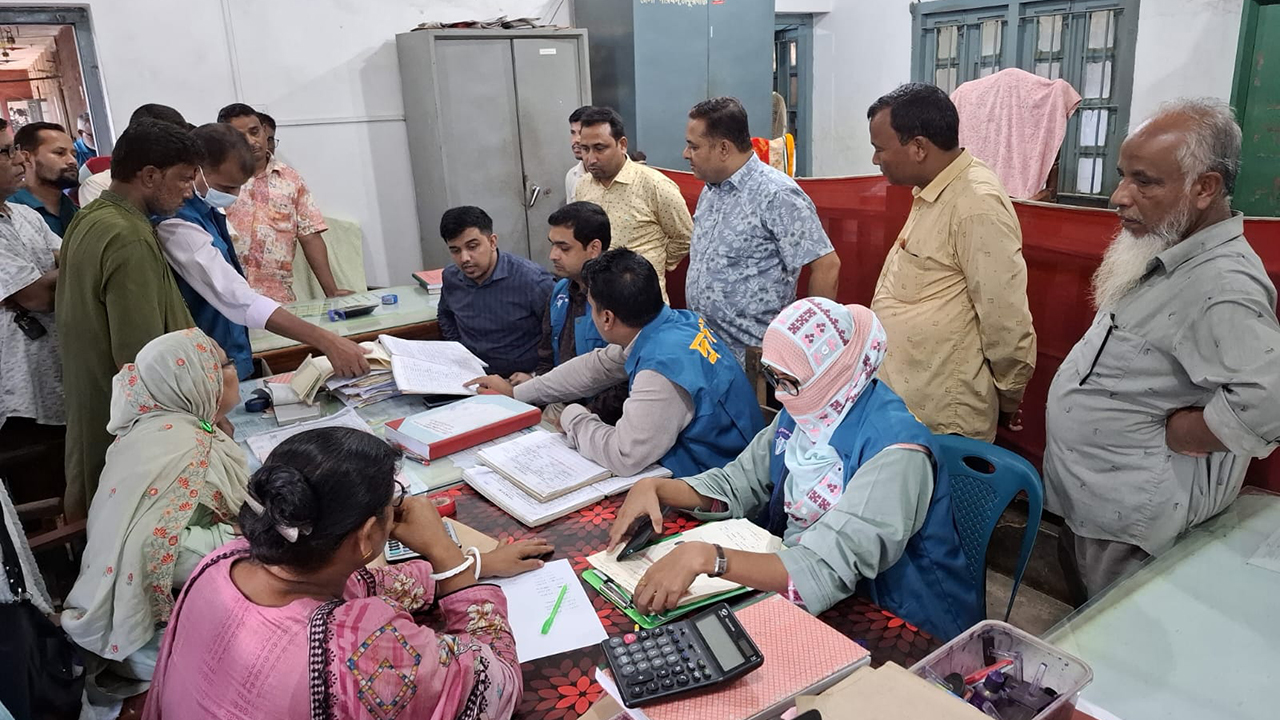 ঠাকুরগাঁও সাব-রেজিস্ট্রার অফিসে অনিয়মের সত্যতা পেল দুদক